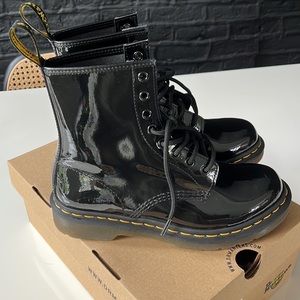 Dr. Martens 1460 WOMEN'S PATENT LEATHER LACE UP BOOTS